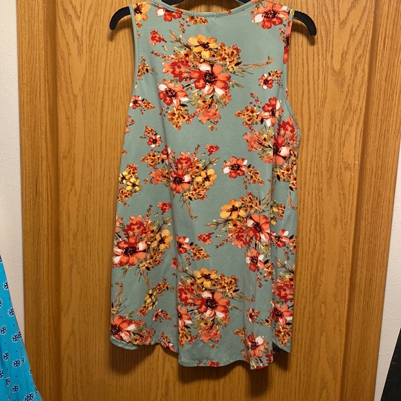 SALE!! Floral green v-neck crisscross tunic - Picture 3 of 5